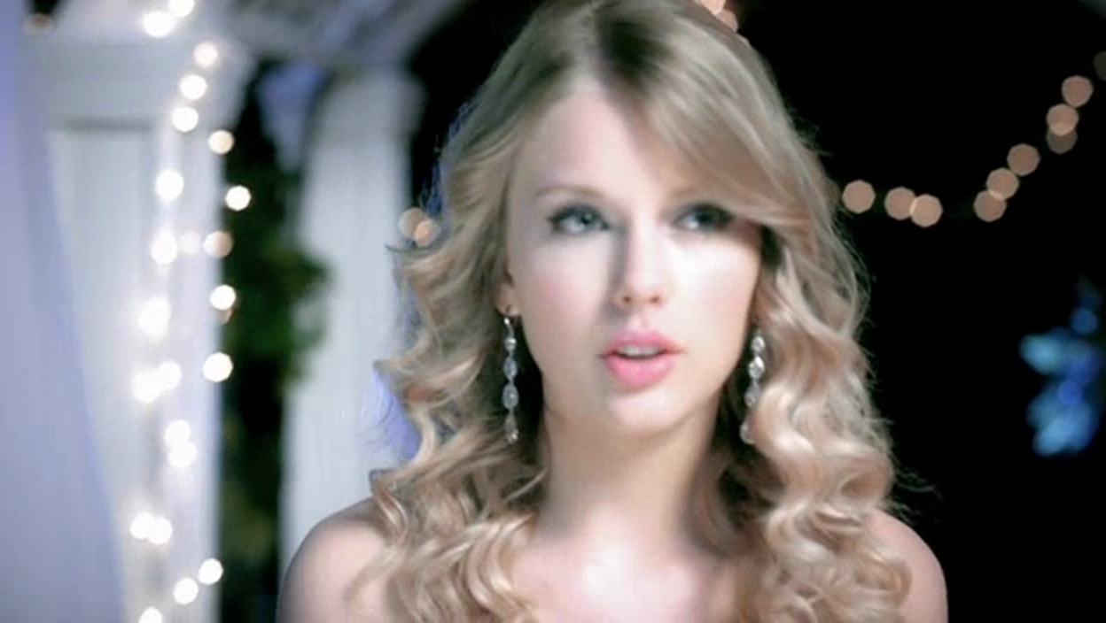 Taylor-Swift-You-Belong-With-Me-Music-Video-taylor-swift-21519657-1248-704-1l6ilod.jpg