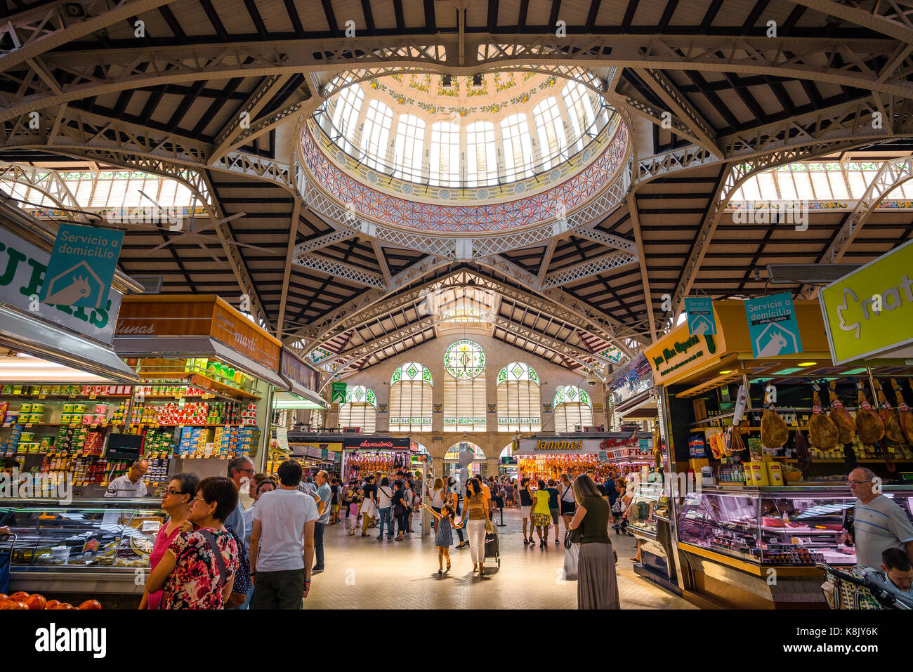 valencia-spain-market-interior-view-of-the-mercado-central-central-K8JY6K-677977193.jpg