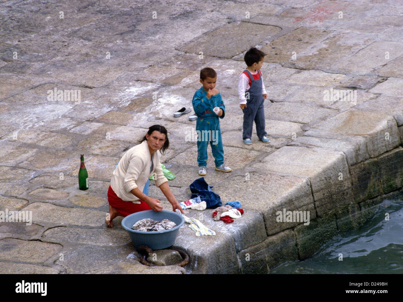 ponte-de-lima-portugal-woman-washing-clothes-children-D249BH.jpg